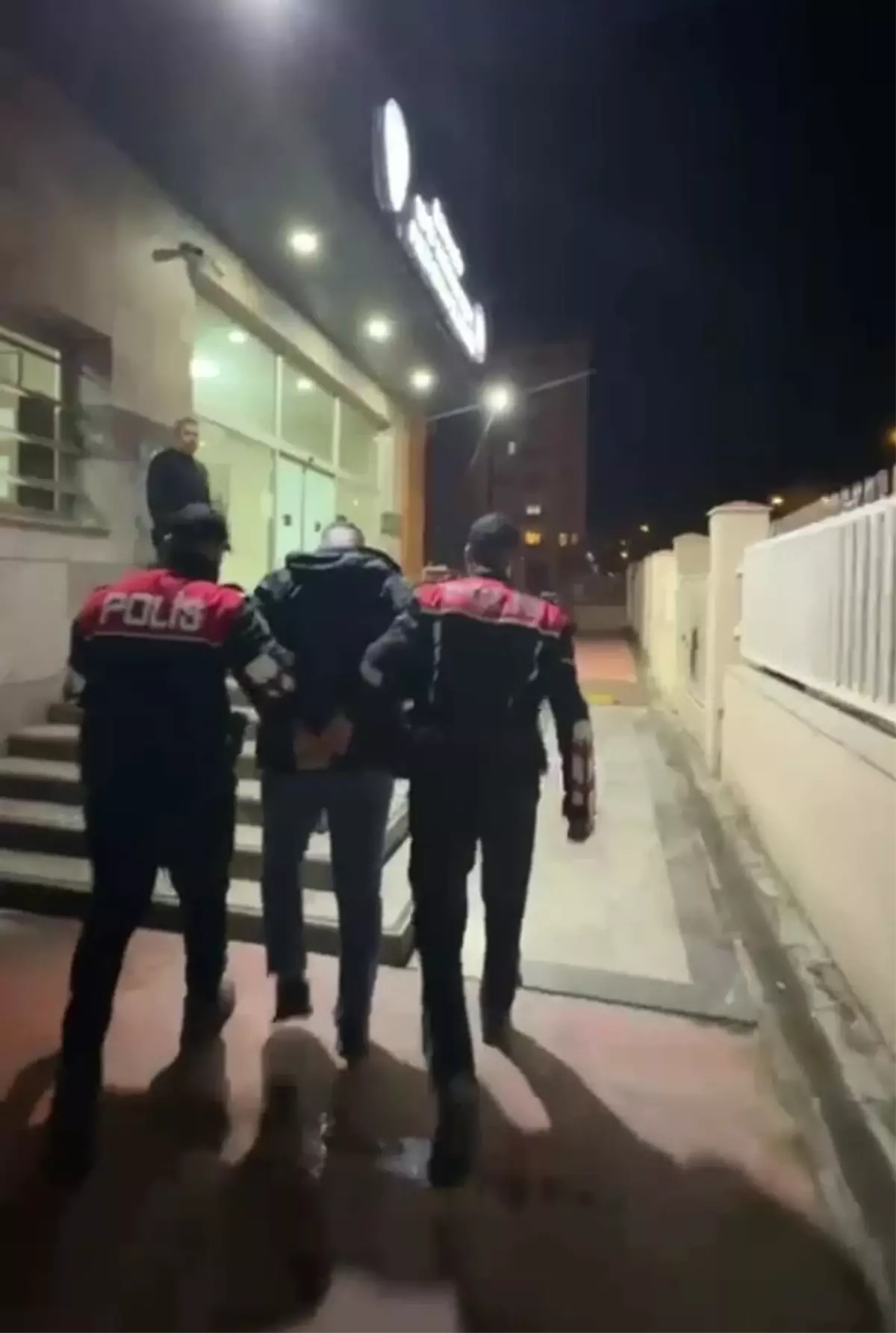 İzmir’de Firari Hükümlüler Yakalandı!