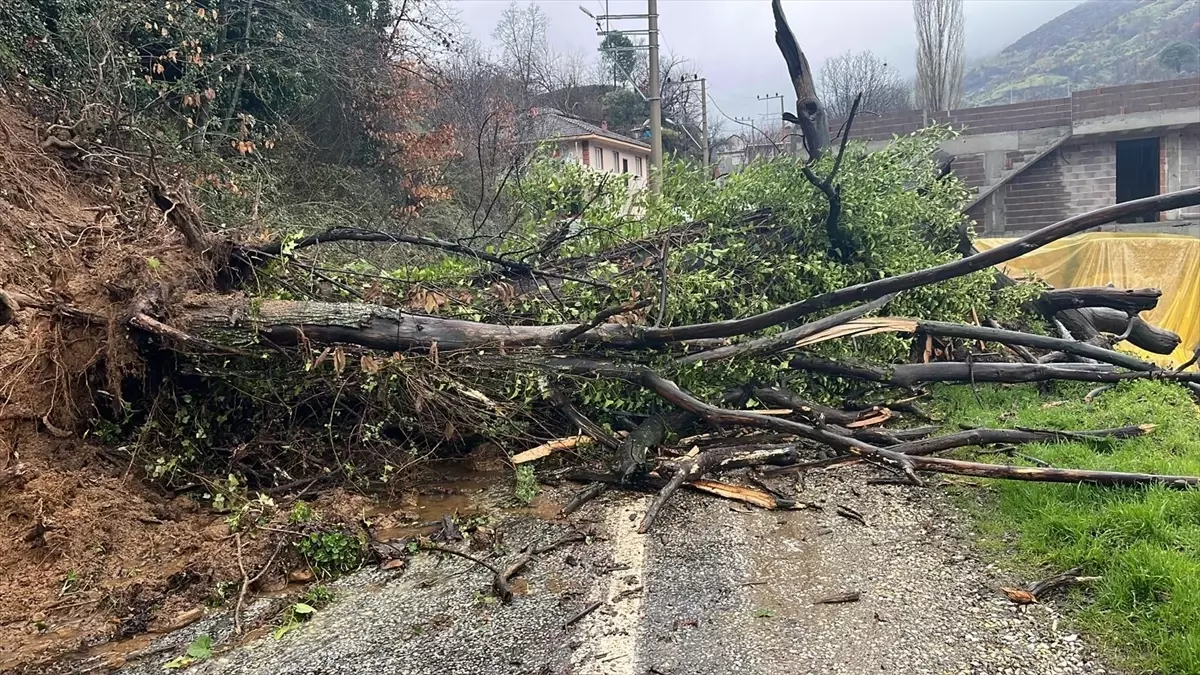Ödemiş’te Heyelan; Otomobil Toprak Altında Kaldı!