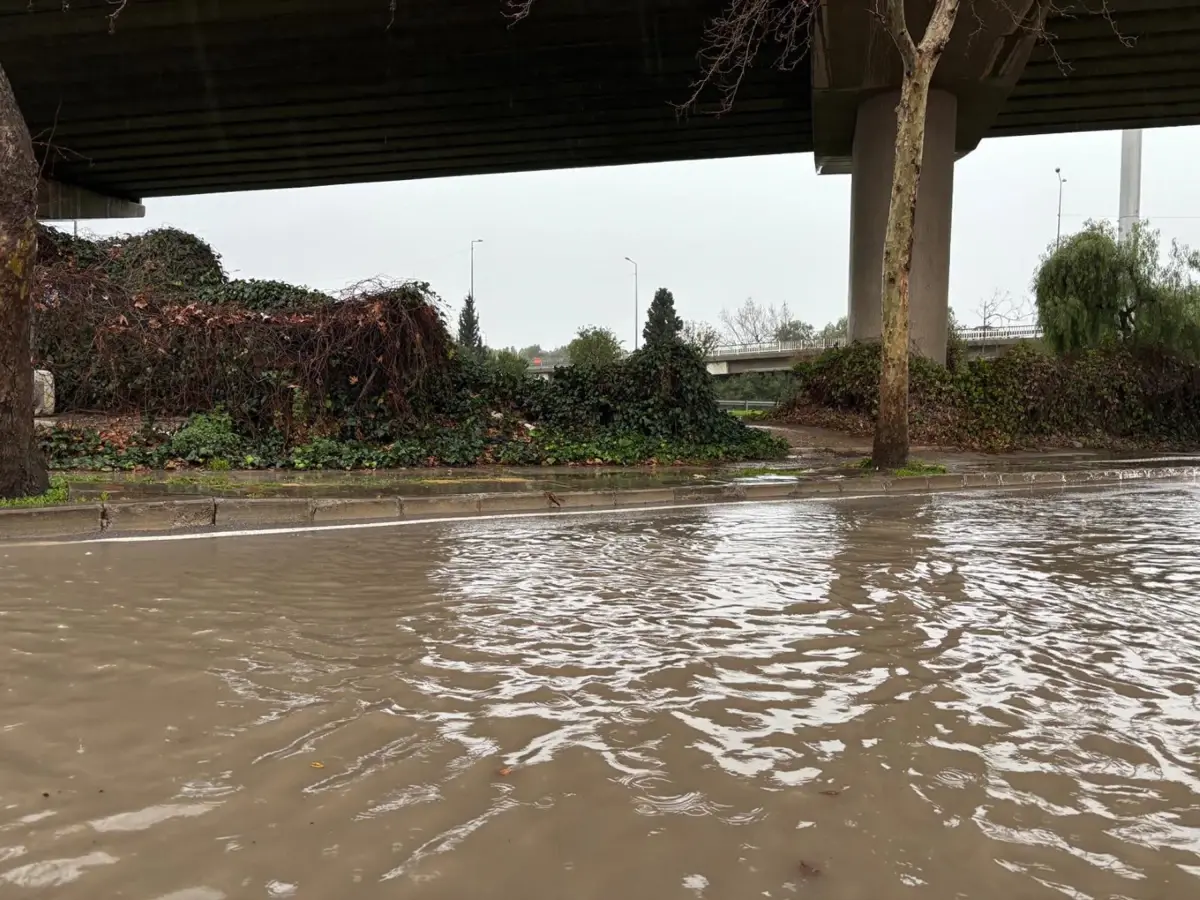 İzmir’de Sağanak Yağış Trafiği Felç Etti!