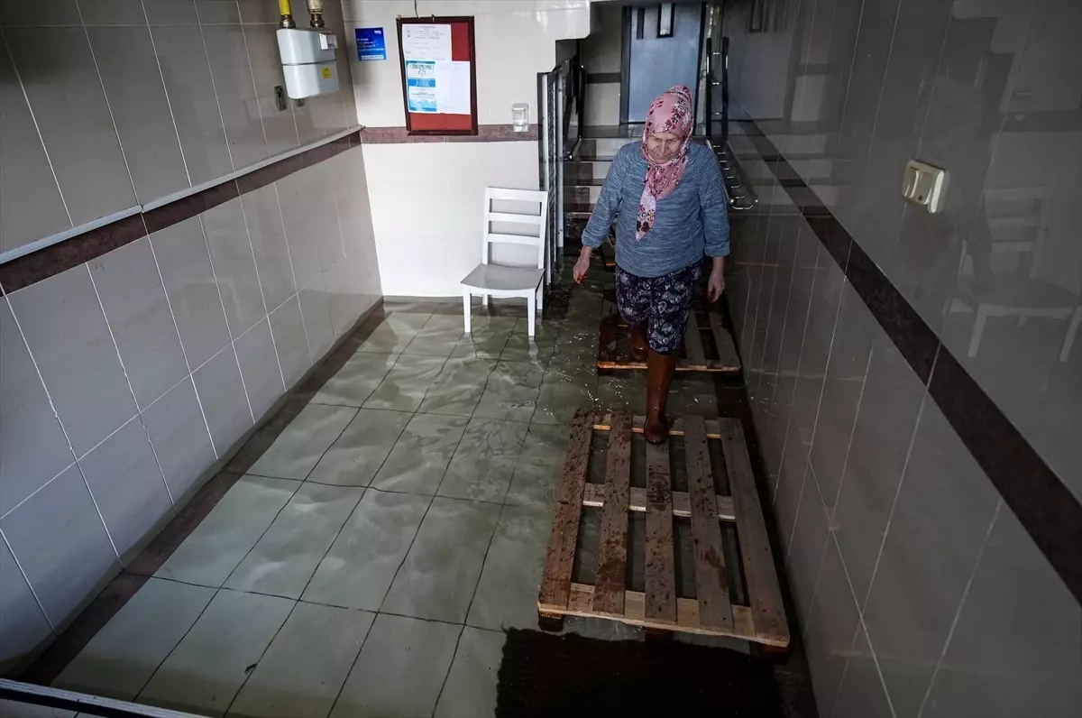 İzmir’de Sağanak, Hayatı Olumsuz Etkiledi!