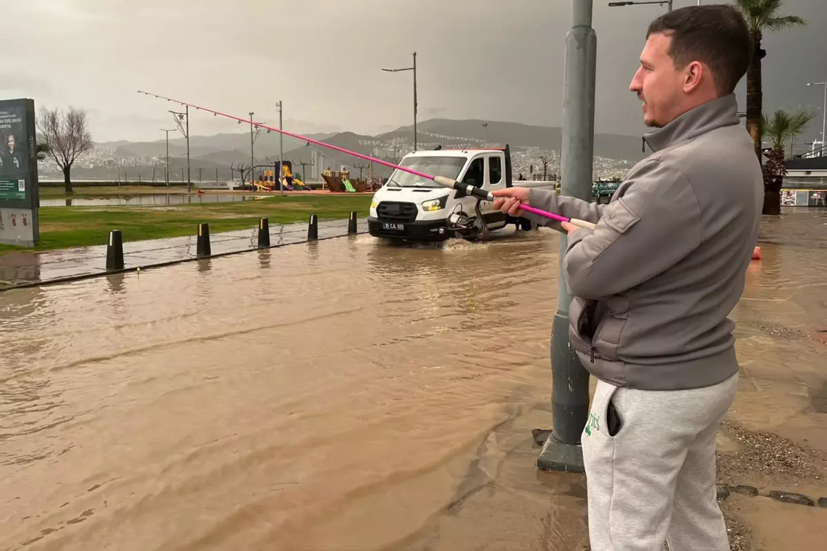 İzmir’de Yağışlar Kordon’u Göle Çevirdi!