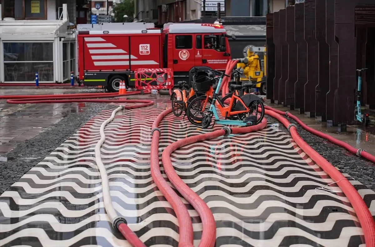 İzmir’de Sağanak: Su Baskınları Hayatı Felç Etti!