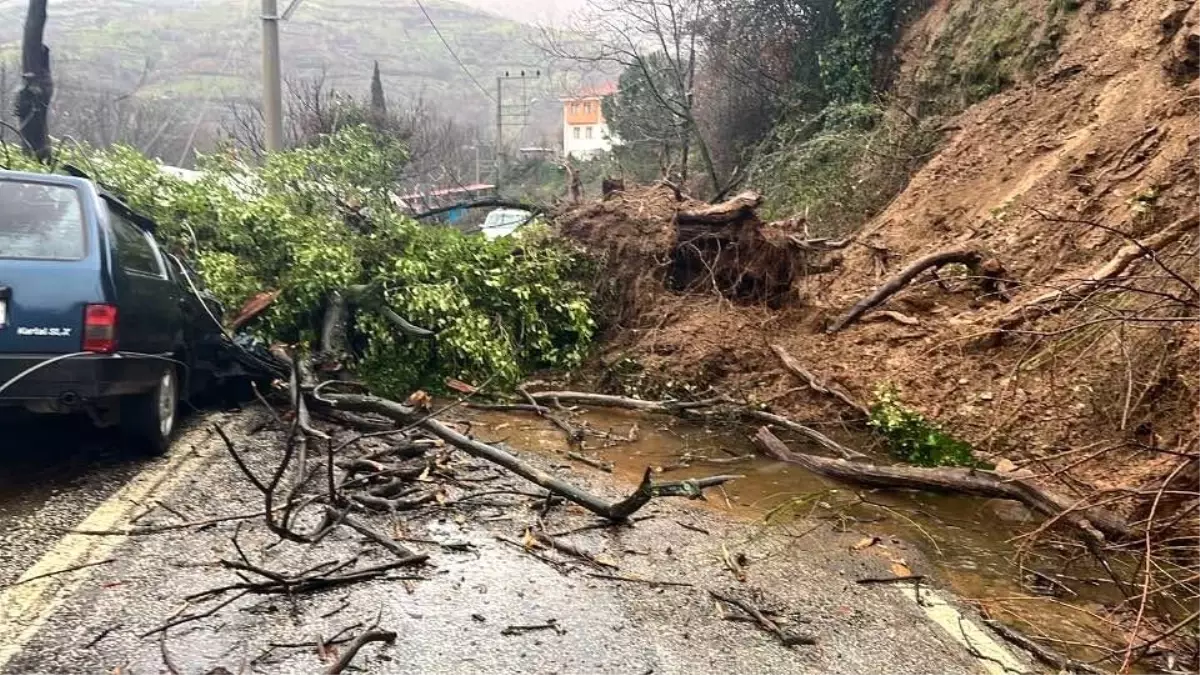 Ödemiş’teki Heyelan Araç Hurdaya Döndü, Can Kaybı Yok!