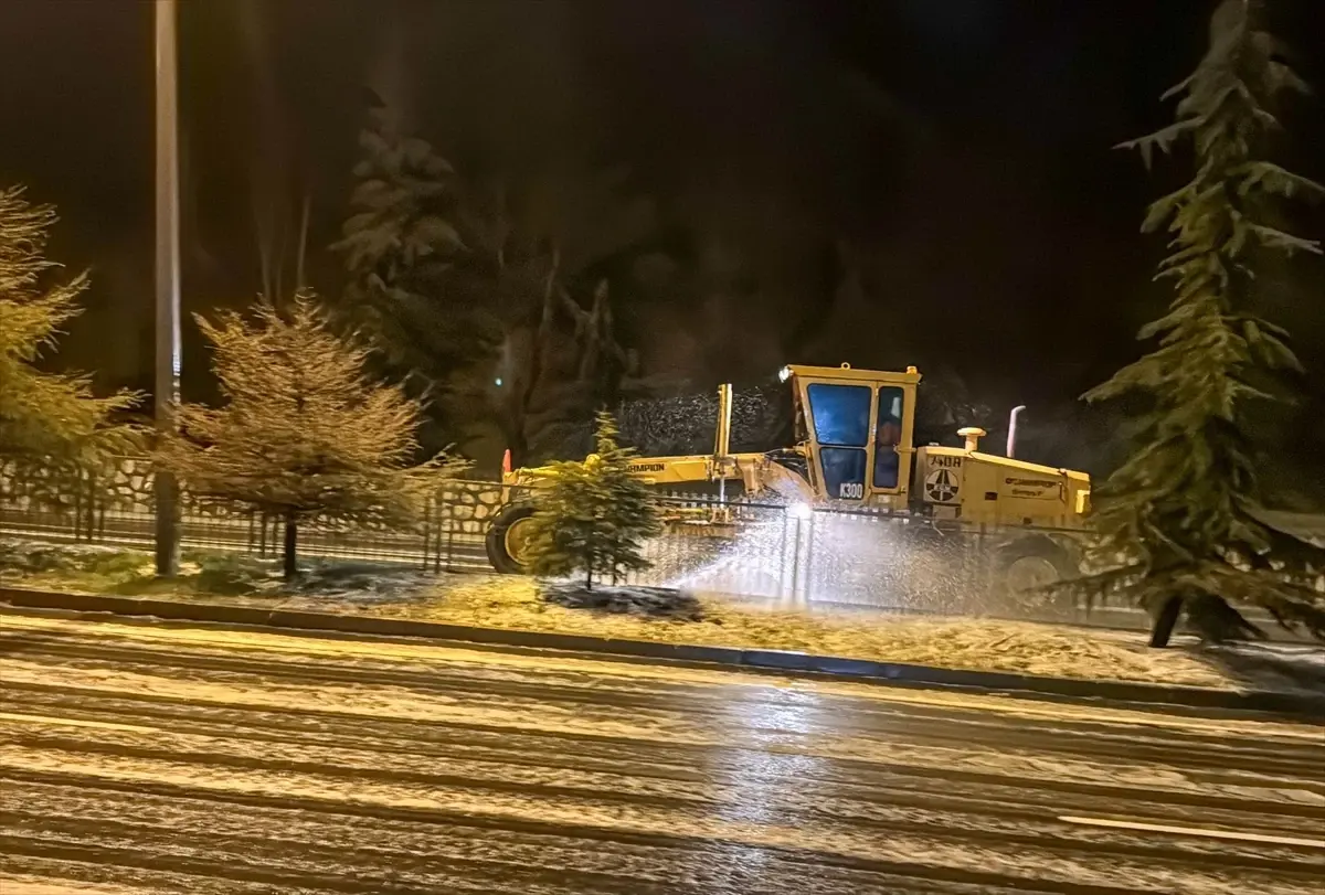 Uşak’ta Dolu Hayatı Felç Etti! Yollar Beyazladı