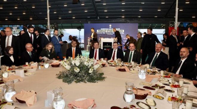 Karşıyaka’da AK Parti İftarı: Geniş Katılım, Siyasetin Önemli İsimleri Aynı Sofrada
