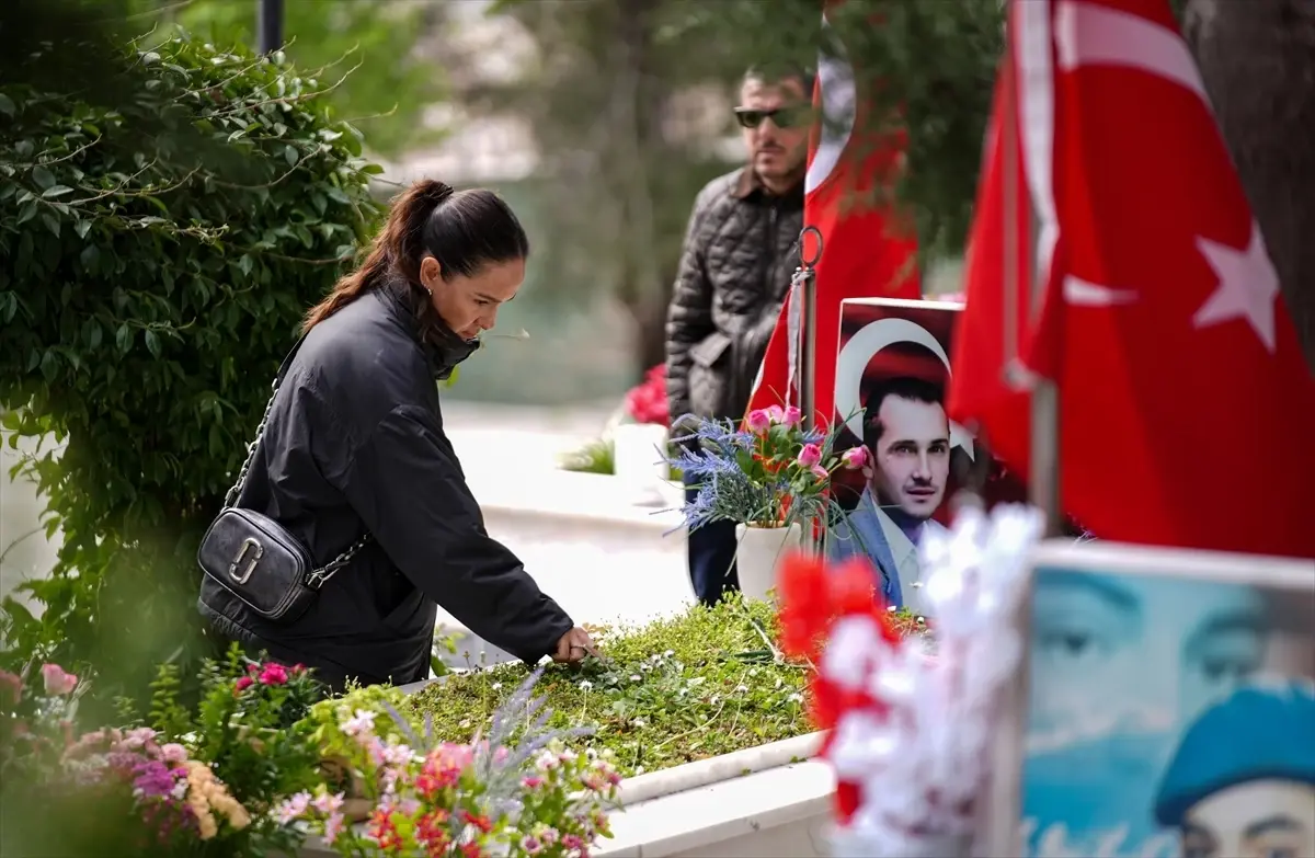 Şehit Aileleri Bayramda Mezarlıkları Ziyaret Etti