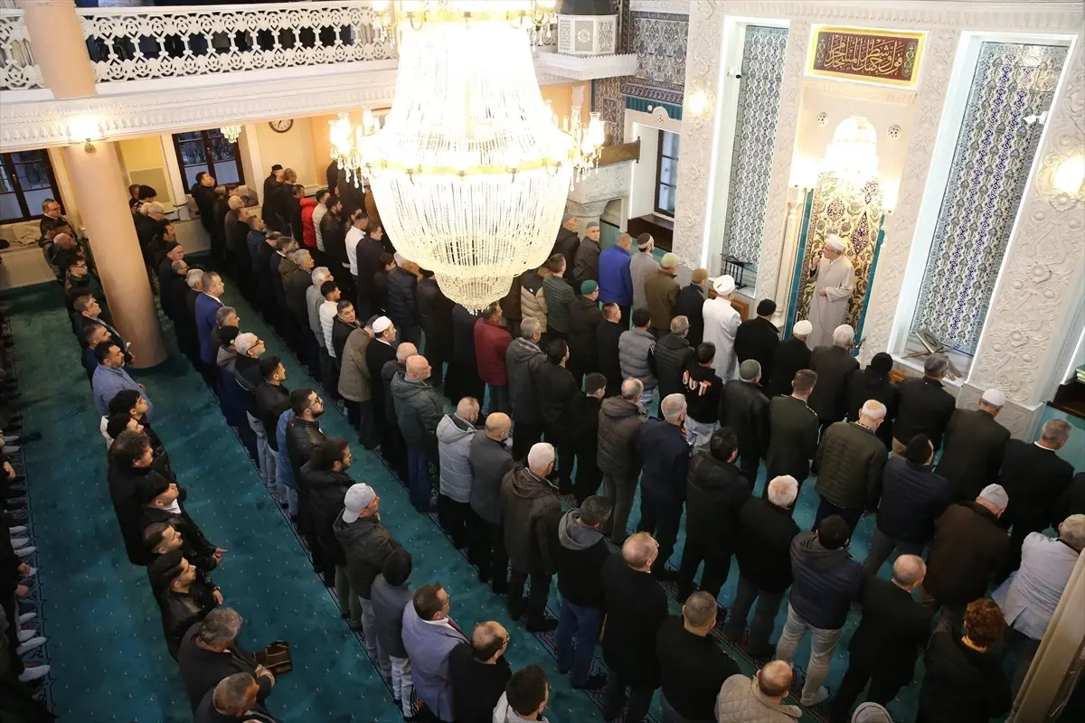 Bayram Namazında Camilerde Yoğunluk Yaşandı
