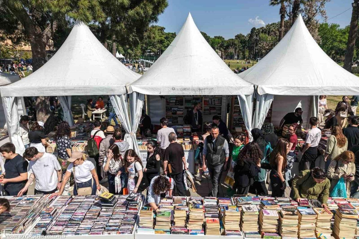 İzmir Kitap Fuarı’na Yoğun İlgi!