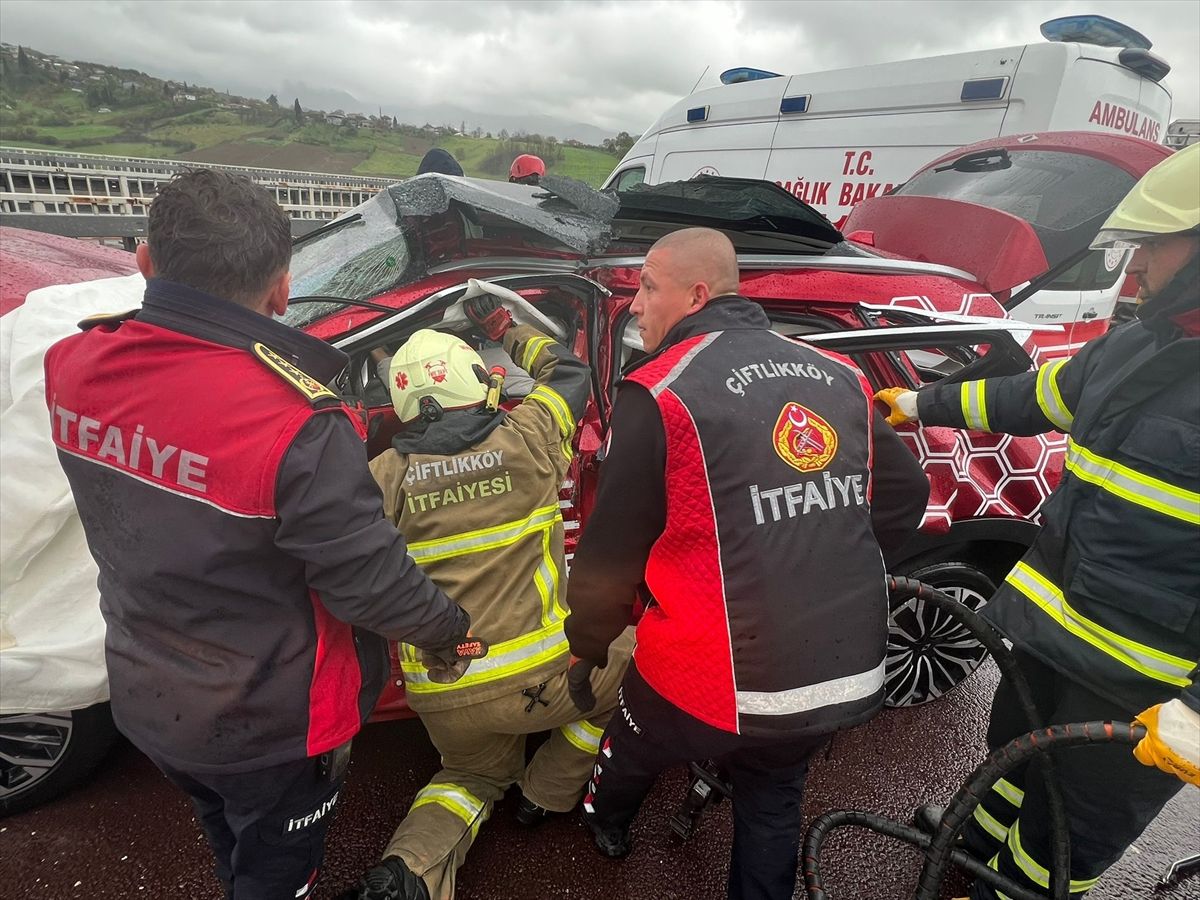 İstanbul-İzmir Otoyolu’nda Kaza: 4 Yaralı!