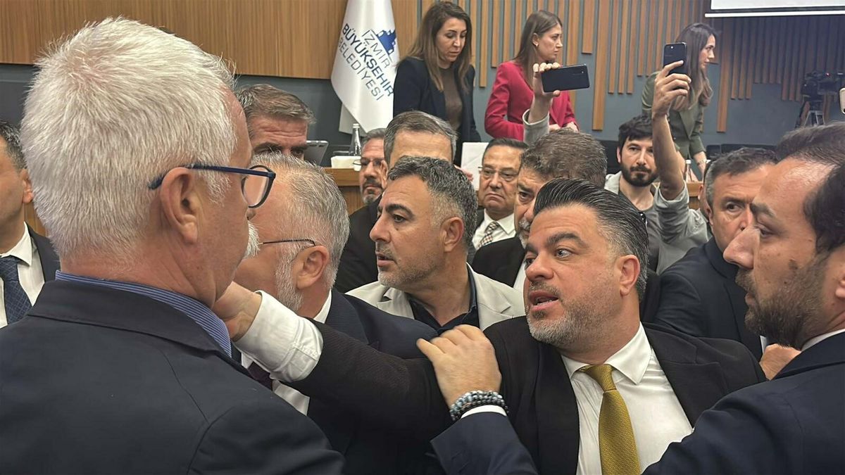 İzmir Meclisi’nde Gergin Anlar: Tartışmalar Büyüdü