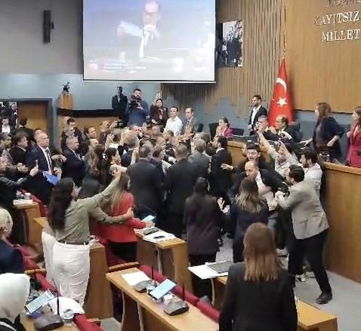 İzmir Meclisi’nde Oylama Kavgası: Arbede Çıktı!