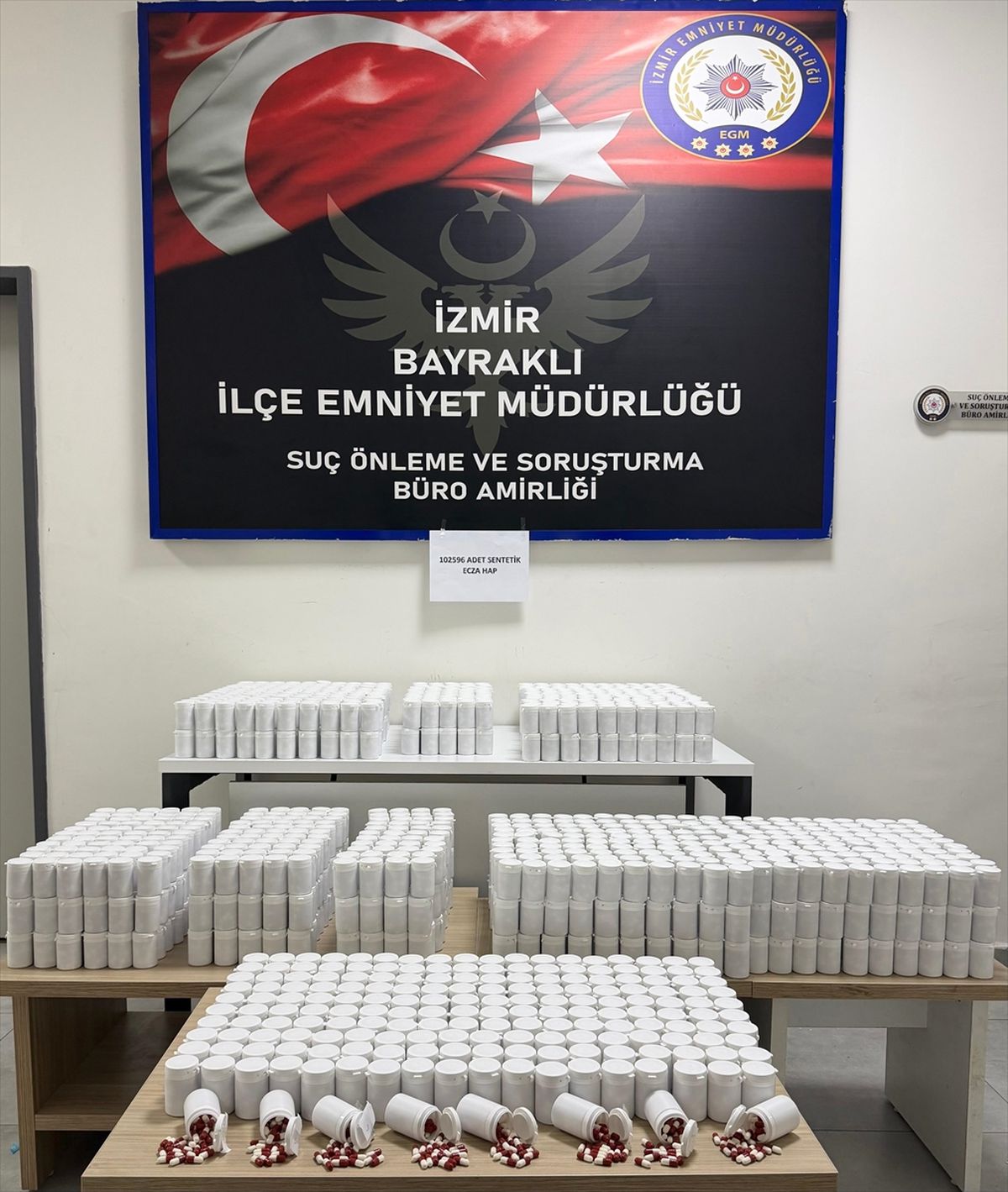 Bayraklı’da Uyuşturucu Operasyonu: 102 Bin Hap Ele Geçirildi!