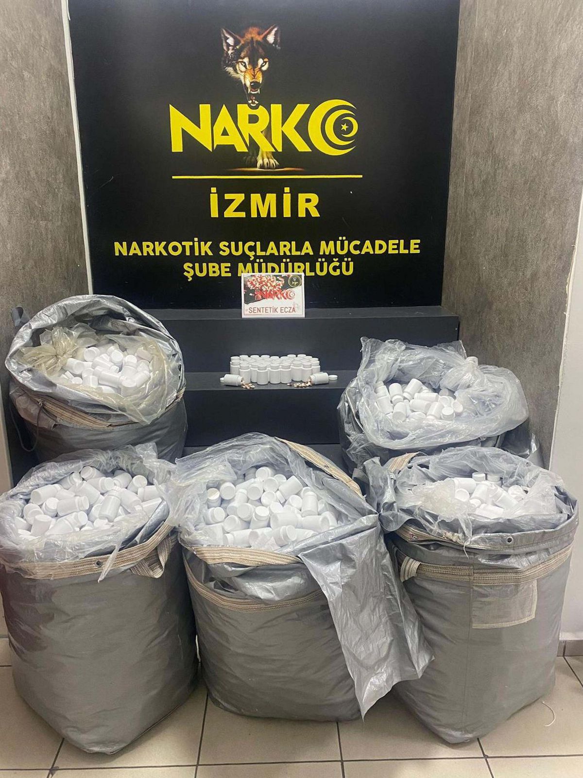 İzmir’de Uyuşturucu Operasyonu: 156 Bin Hap Ele Geçirildi!