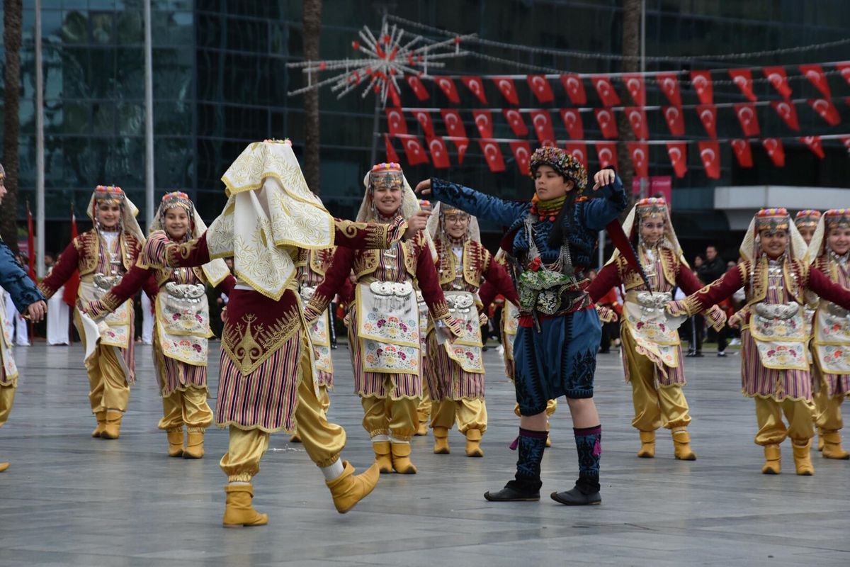 İzmir’de 23 Nisan Coşkusu: Gençler Geleceği Şekillendiriyor