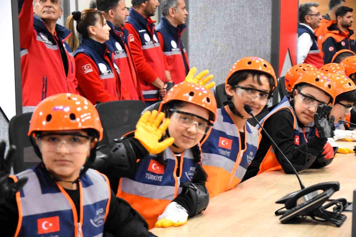 Minik Öğrencilerden Deprem Senaryosu Eğitimine Ziyaret