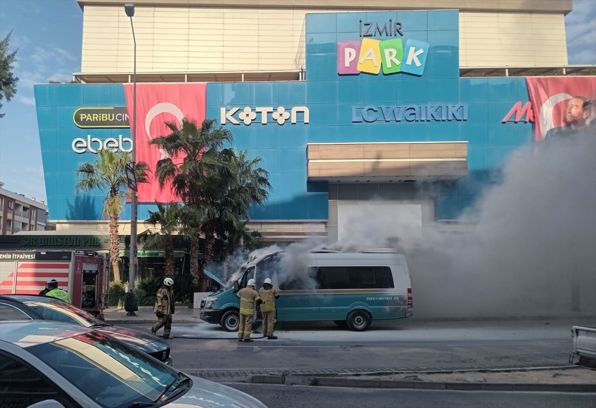 İzmir’de Dolmuş Yangını Korkuttu!