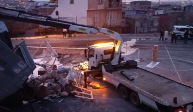 Ağır Yaralı Kamyon Sürücüsü, Okul Bahçesine Düştü!