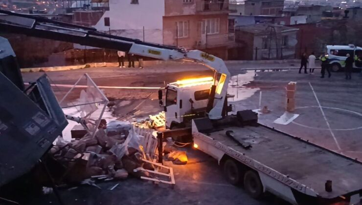 Ağır Yaralı Kamyon Sürücüsü, Okul Bahçesine Düştü!