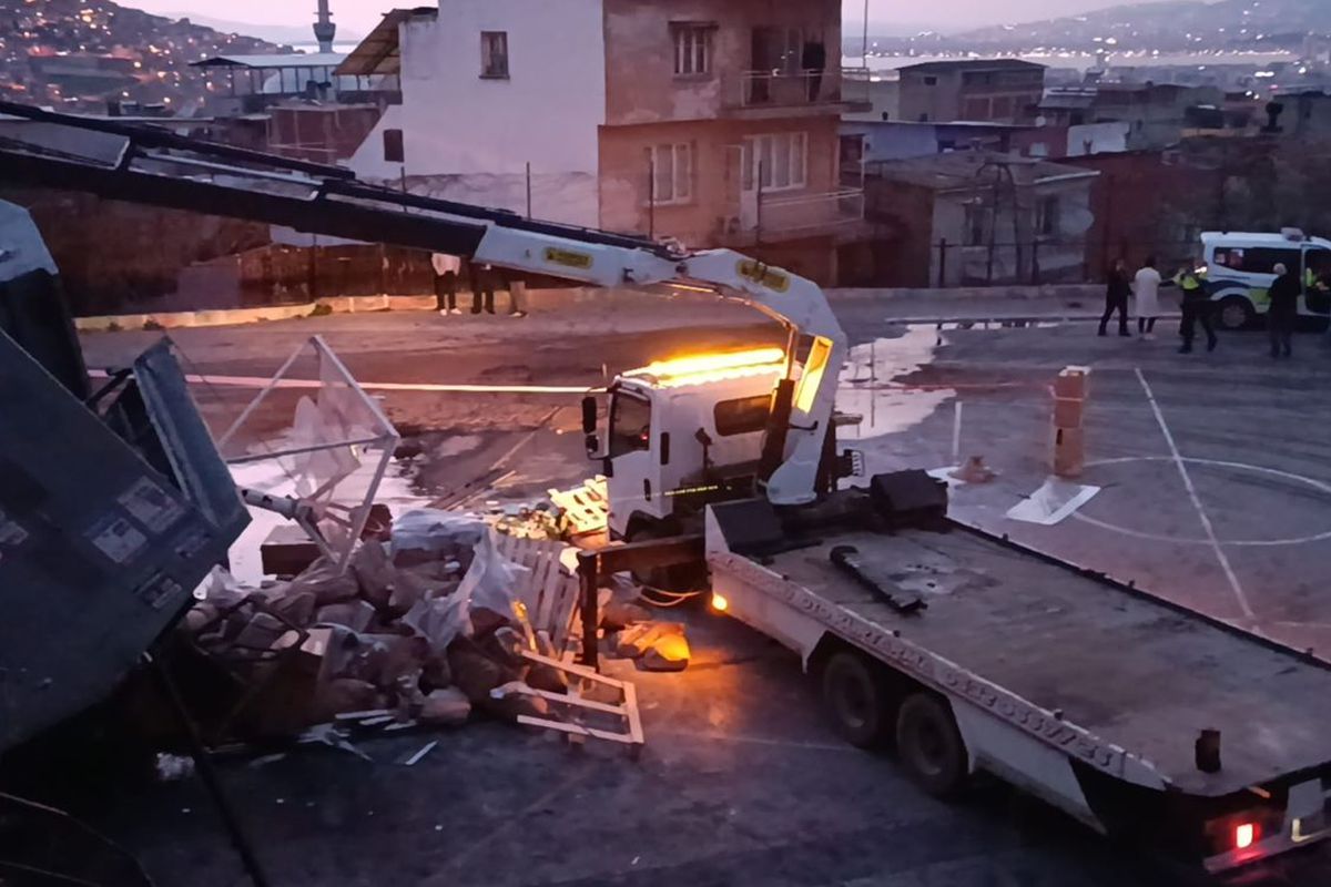 Ağır Yaralı Kamyon Sürücüsü, Okul Bahçesine Düştü!