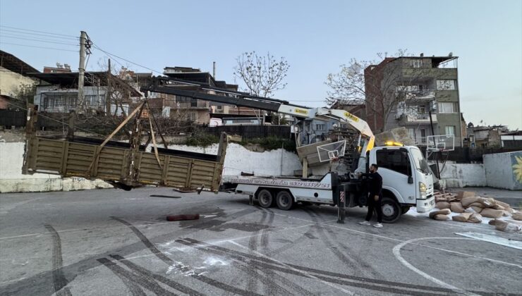 Freni Patlayan Kamyon Okul Bahçesine Devrildi!