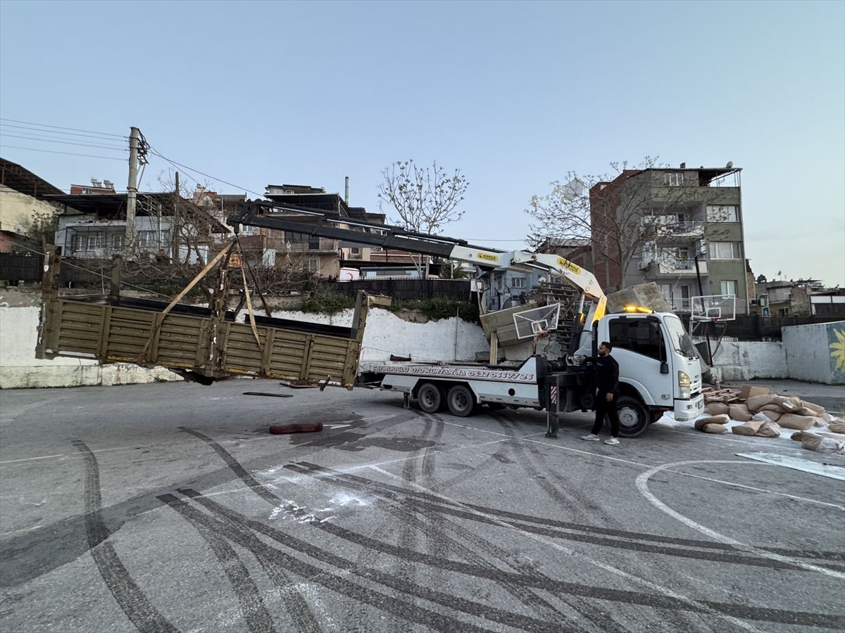 Freni Patlayan Kamyon Okul Bahçesine Devrildi!