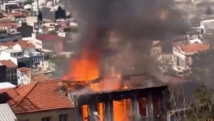 İzmir’de Metruk Binada Yangın: Soğutma Çalışmaları Devam Ediyor