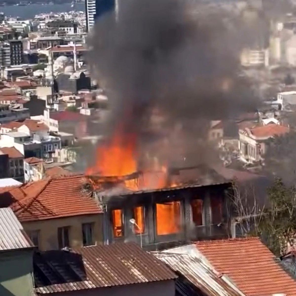 İzmir’de Metruk Binada Yangın: Soğutma Çalışmaları Devam Ediyor