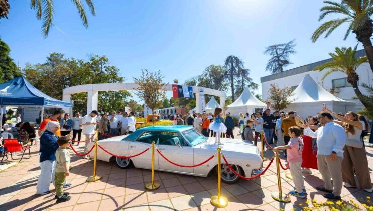 Kültürpark’ta Klasik Araçlar Ziyaretçileri Büyüledi!