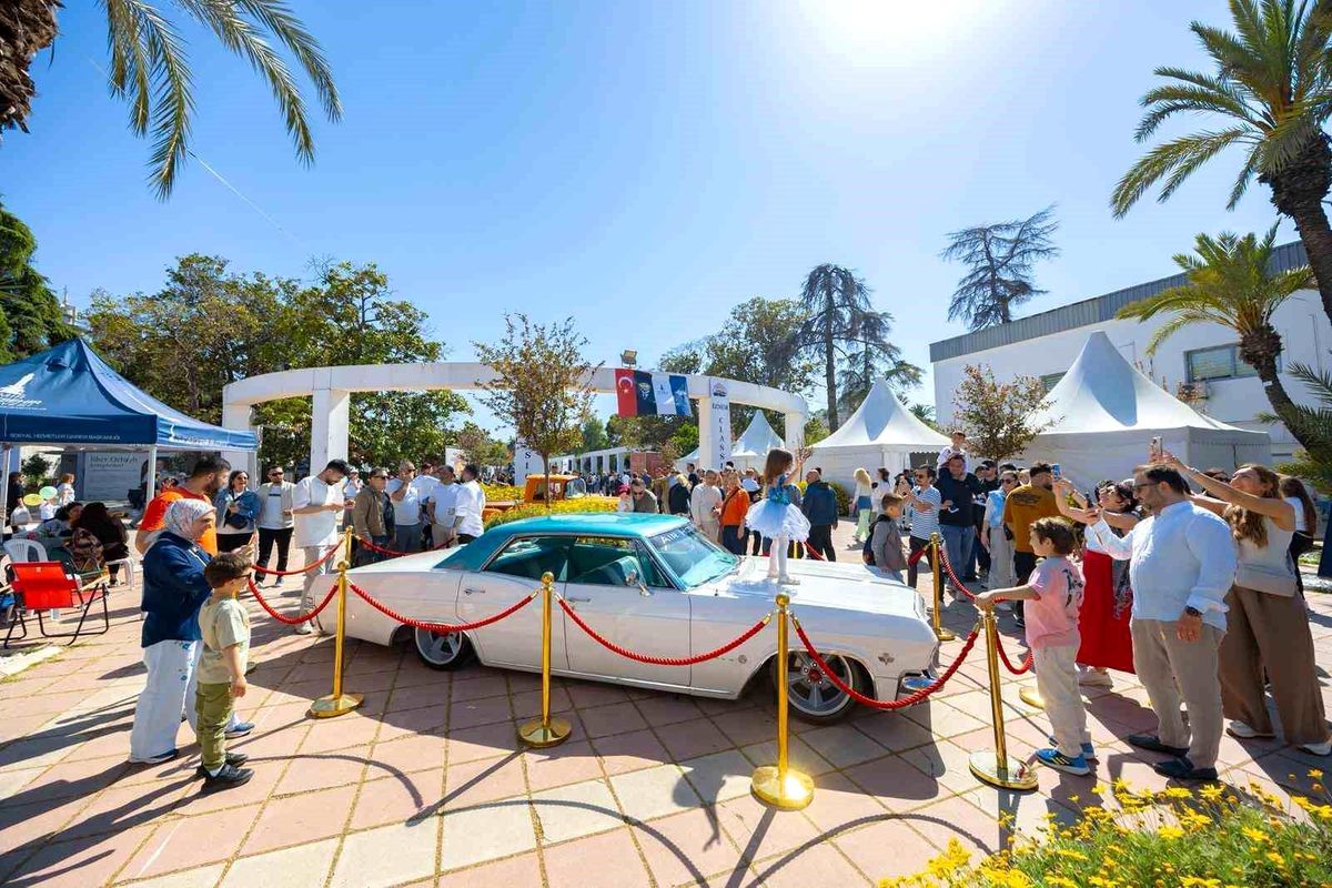 Kültürpark’ta Klasik Araçlar Ziyaretçileri Büyüledi!