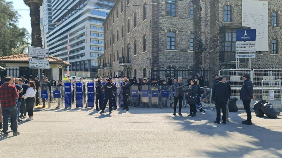 İzmir’de Tahliye Sürecine Karşı Oturma Eylemi Sürüyor!